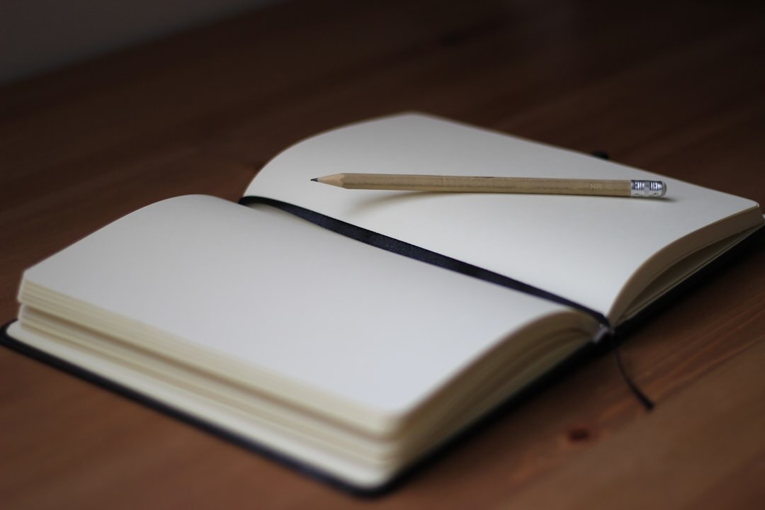 Offenes Notizbuch mit handschriftlichen Notizen und Füllfederhalter auf Holztisch