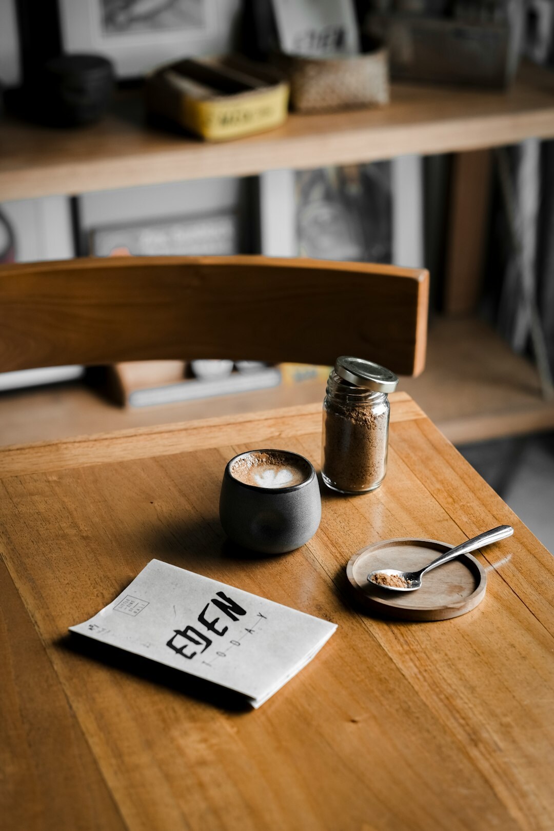 Stapel edler Lifestyle-Magazine mit einer Tasse Kaffee auf einem Tisch
